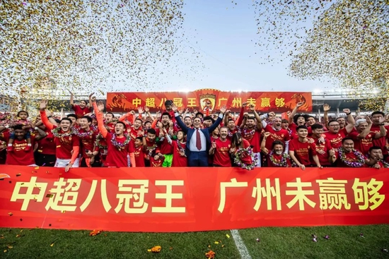 　　李玉拍记载片起身，我对她唯一的印象就是那部地下片子《苹果》，朴实、纪实、存眷最真实的底层实际。